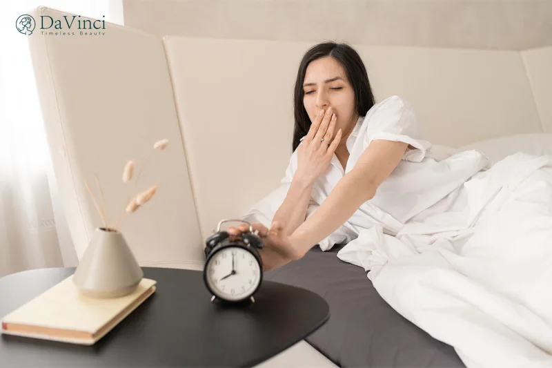 Cách xử lý mắt bị sụp mí sau khi ngủ dậy đơn giản và hiệu quả