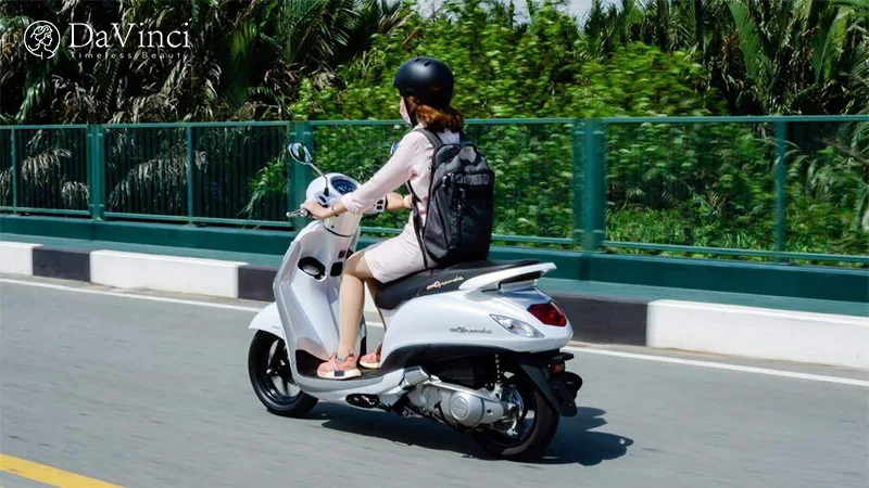 Nâng ngực bao lâu thì có thể đi xe máy? Hướng dẫn chi tiết