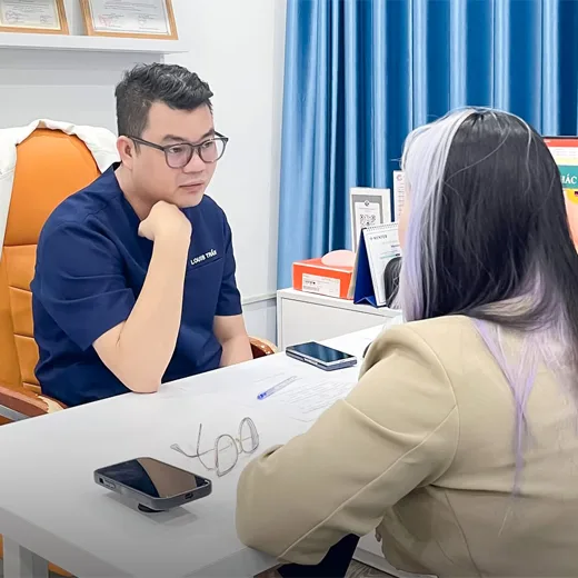 Bác sĩ lắng nghe và tư vấn tận tâm