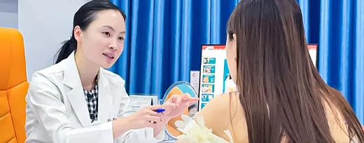 Bác sĩ trao đổi và tư vấn gói Premium
