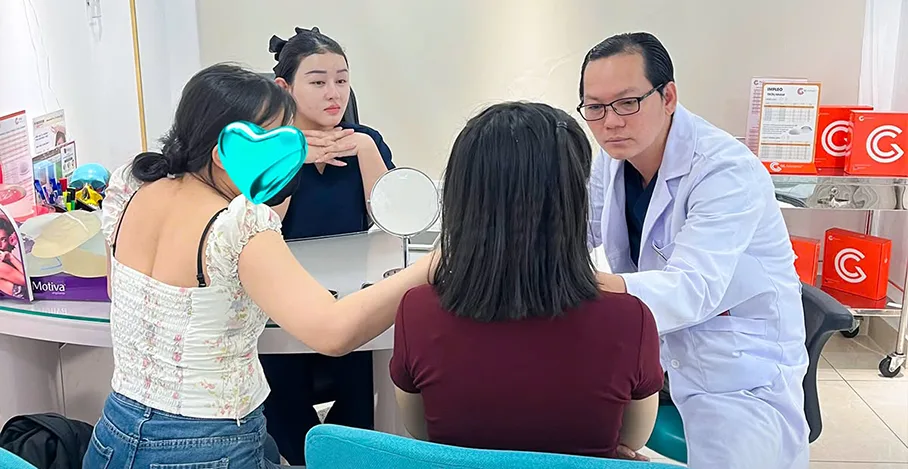 Bác sĩ đánh giá trực tiếp tình trạng mắt
