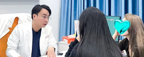 Bác sĩ Davinci thăm khám mắt