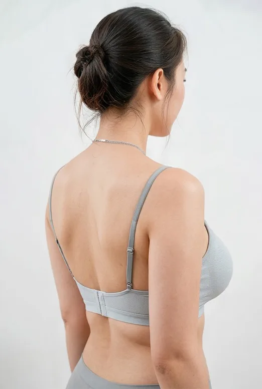 Ngực phì đại gây áp lực lên vai, cổ và lưng trên